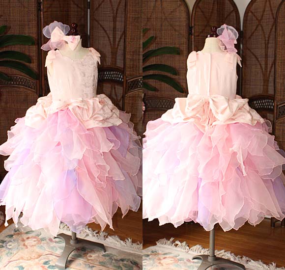 グラデーションピンクのピアノの発表会ドレス。花びらリーフのフリルが