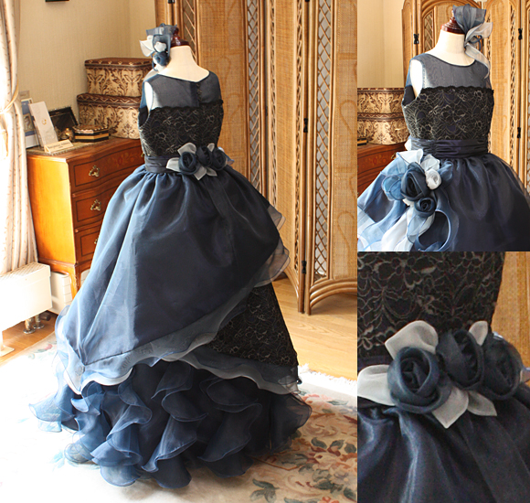 立体的なモード系スカートデザイン 豪華なコサージュ 上半身デザインの詳細