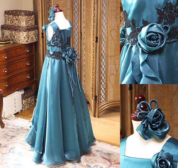 コサージュと髪飾り スレンダーライン スカートシルエット