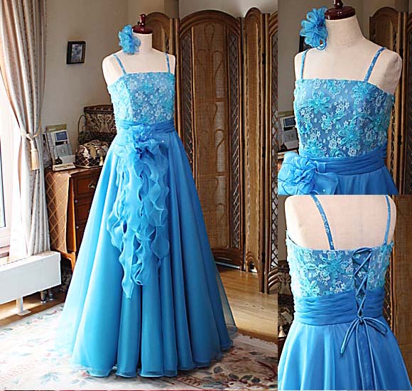 インパクトを与える鮮やかなターコイズブルーのジュニアドレス。ピアノ