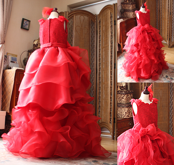 スカートに施されたフリルと3段のオーバースカート ウェストのリボン