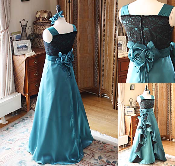 スカートのシルエットとコサージュ