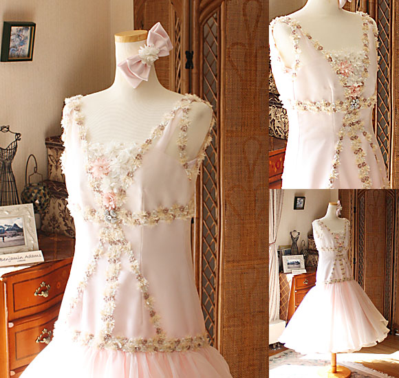 トップスのデザイン 繊細なデコルテ