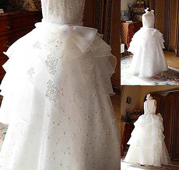 レース素材とオーバースカートデザイン リボンとコサージュ