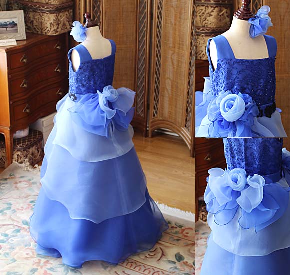 ブルーのグラデーションのスカートデザイン Aラインシルエット ウェストのコサージュ