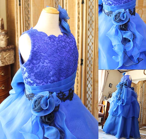 トップスのカットワークネックライン コサージュ