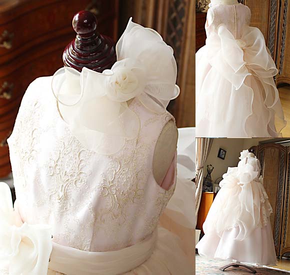 ヘッドドレスと大きな背後のリボンの詳細