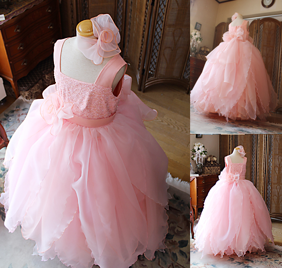 胸元のデザインとリボンのヘッドドレス、ビーディングの詳細