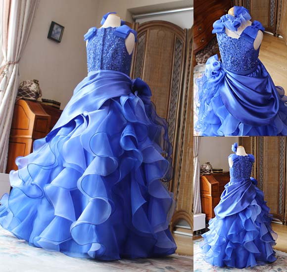 スカートのフリルデザインとドレープスカート