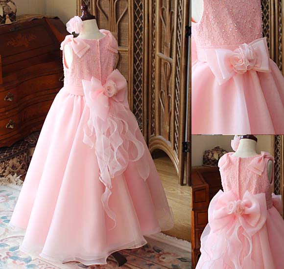 ドレスの配色とベルラインスカートシルエット リボンデザイン