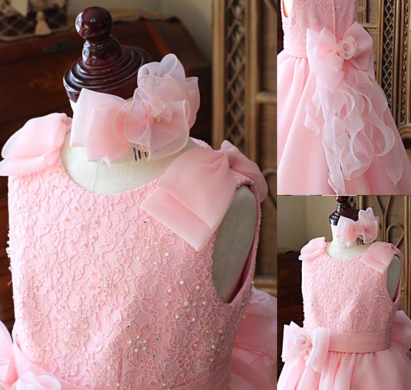 リボンの髪飾り 胸元のレースとビーディング トップスの構成