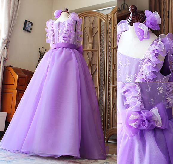 ドレスの配色とポイントデザイン