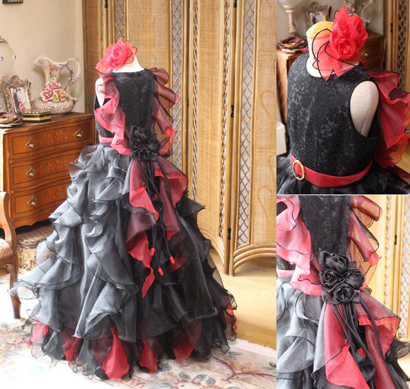 フリルデザイン ドレスのシルエット コサージュ