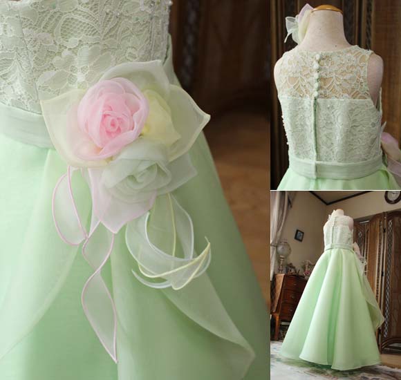 ウエストのバラのコサージュ 背後のデザイン