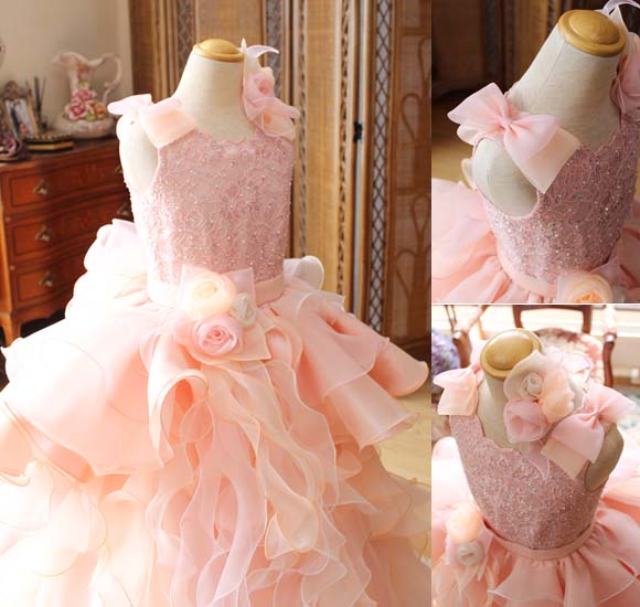 ドレスの上半身デザイン 肩に施したリボン コサージュ