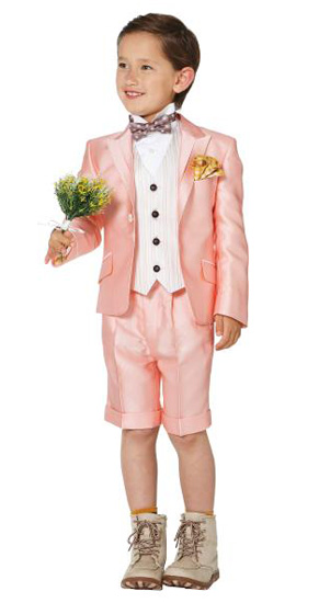 ハイライトの効いた明るいピンクの子供用タキシード 蝶タイとイエローのチーフもとっても素敵 100cm 110cm 1cm レンタル セミオーダー販売 メタモールフォーゼ ウェディング 札幌 埼玉