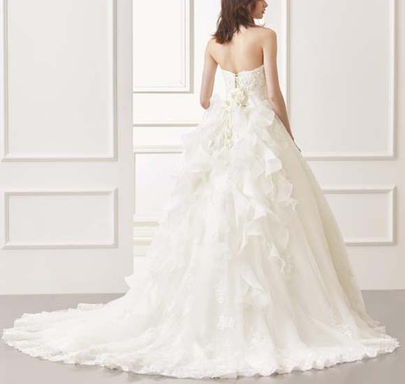 ウェディングドレス キュートなフリルと豪華な表情のデザイン