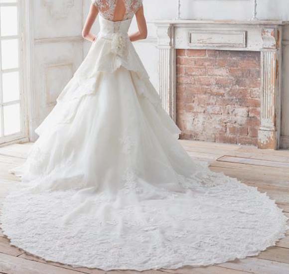 ロングトレーンのウェディングドレス