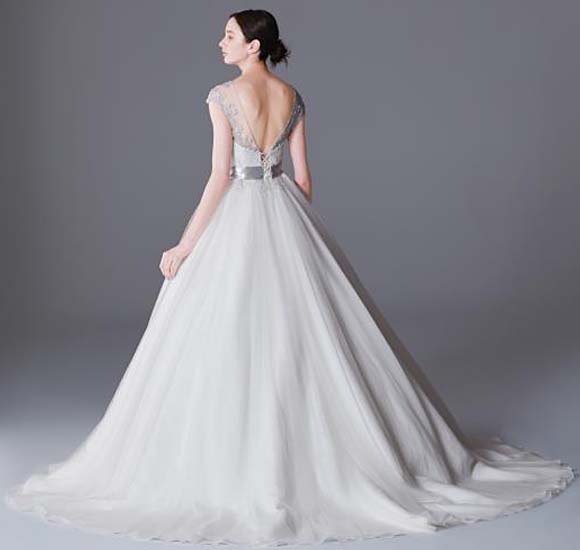 ウェディングドレスのバックスタイルデザイン