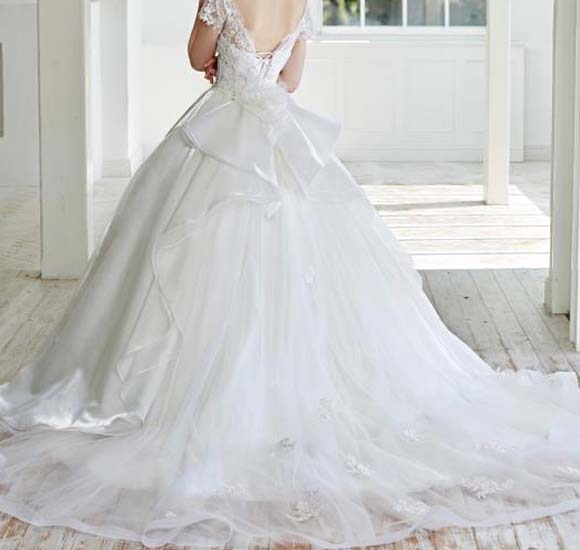 ウェディングドレス バックスタイルデザイン チャペルトレーン