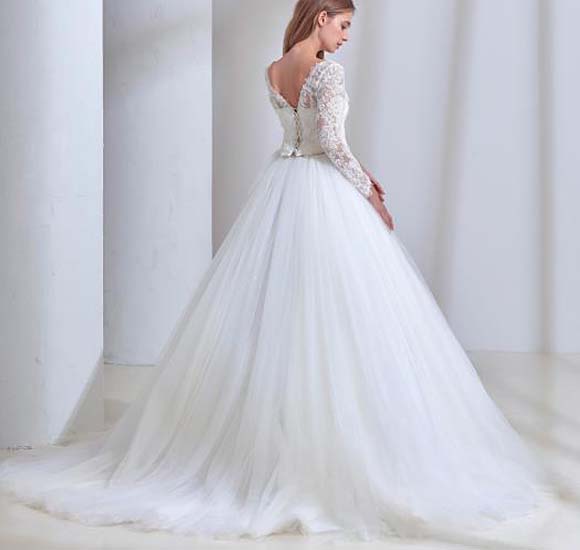 ウェディングドレス バックスタイルデザインとスカートシルエット