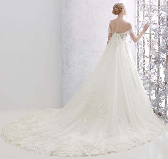 ロイヤルウェディングドレスのロングトレーン