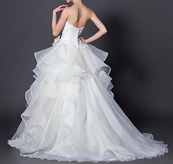 ウェディングドレスのバックスタイル デザイン