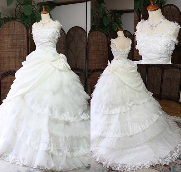 胸元の小花のデコルテがとってもキュート！ボリューム感のあるスカートが特徴にベルラインのウェディグドレス