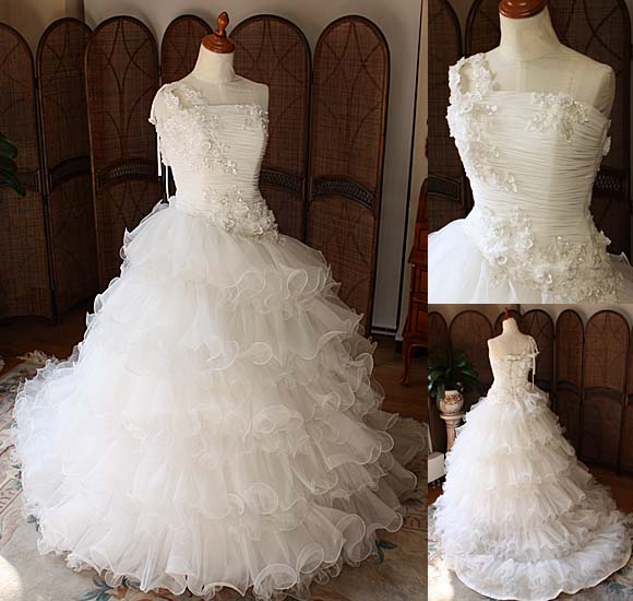 キュートなフリルのウェディングドレス