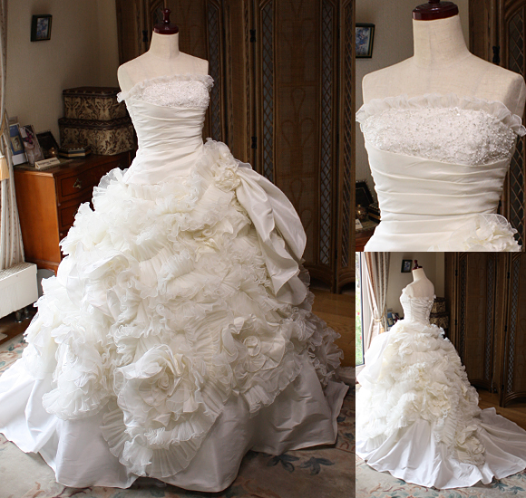 ゴージャスなフリルがデザインされたウェディングドレス